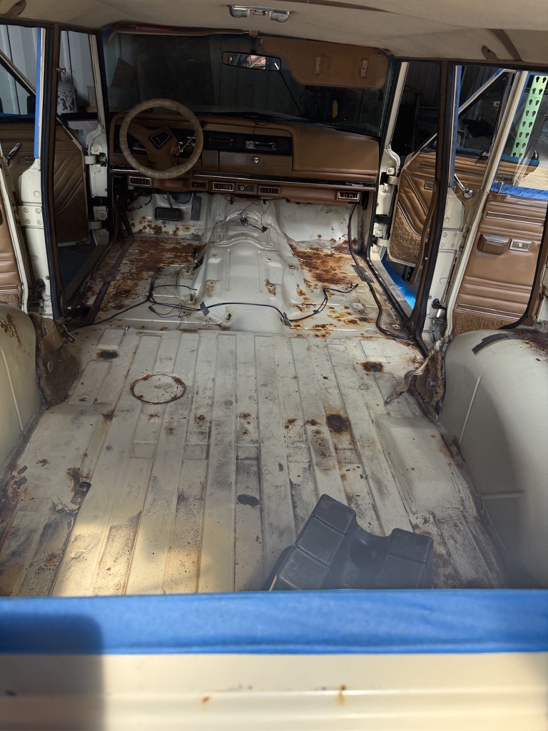 1986 Jeep Grand Wagoneer with no Interior.